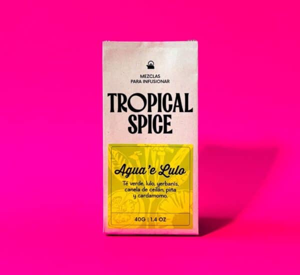 empaque biodegradable de infusión Agua 'e Lulo de Tropical Spice, mezcla con té verde, lulo, yerbanís, piña, canela de Ceilán y cardamomo. Fondo fucsia vibrante.