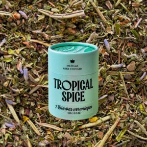 Envase biodegradable de 7 hierbas veraniegas de Tropical Spice sobre fondo de mezcla de hierbas deshidratadas.
