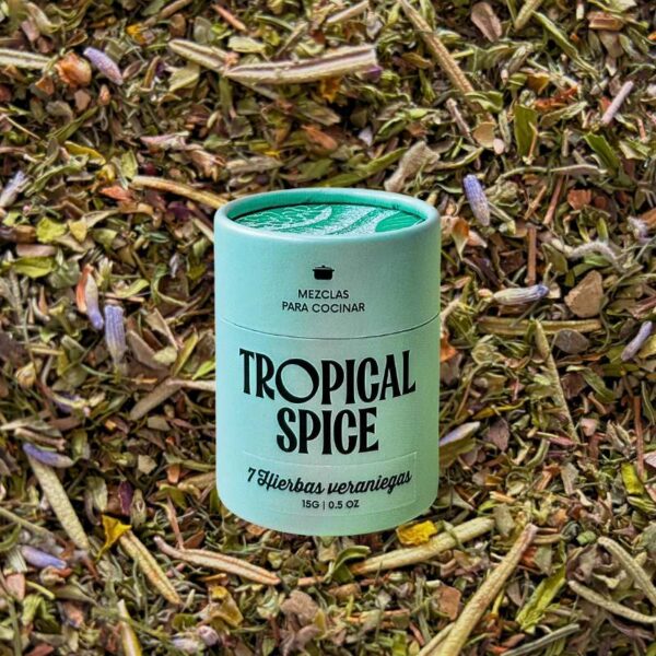 Envase biodegradable de 7 hierbas veraniegas de Tropical Spice sobre fondo de mezcla de hierbas deshidratadas.