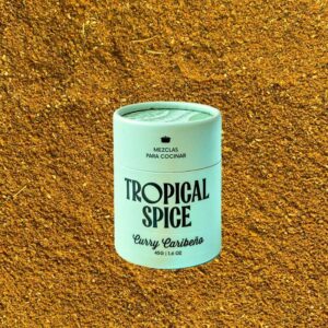 Envase biodegradable de Curry Caribeño de Tropical Spice sobre fondo de la mezcla de color amarillo terroso