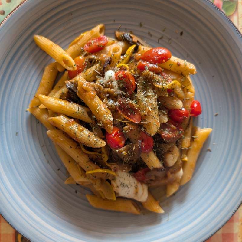 Plato de pasta penne con verduras, salsa y decorado con 7 hierbas Veraniegas de Tropical Spice