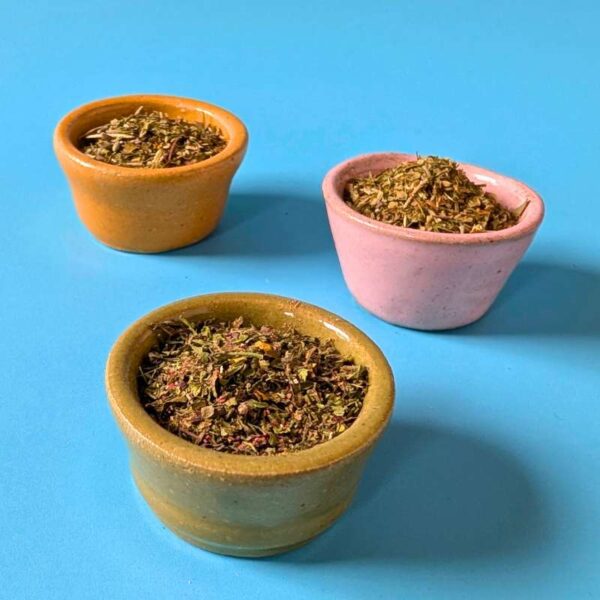 tazas de cerámica en color verde,a amarillo y rosado con mezclas de tropical spice sobre fondo azul