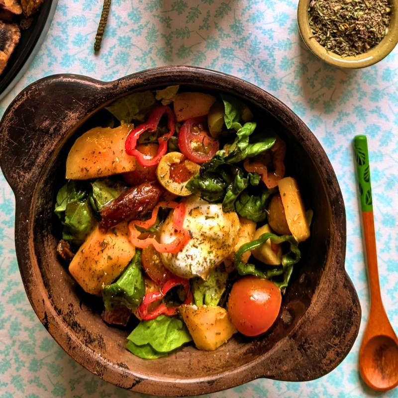 Primer plano de una ensalada tropical con mezcla de especias Sinfonía de Tropical Spice espolvoreada.