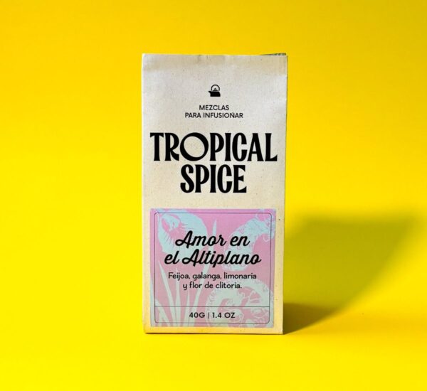 Imagen del empaque biodegrabable de infusión Amor en el Altiplano de Tropical Spice, elaborado con feijoa, galanga, limonaria y flor de clitoria. Fondo amarillo brillante.