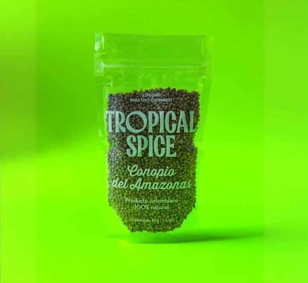 Conopio semilas del Amazonas de Tropical Spice, empacado en bolsa doypack transparente sobre fondo verde degradado.