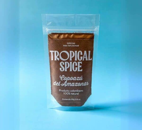 Copoazú en polvo del Amazonas de Tropical Spice, empacado en bolsa doypack transparente sobre fondo azul claro