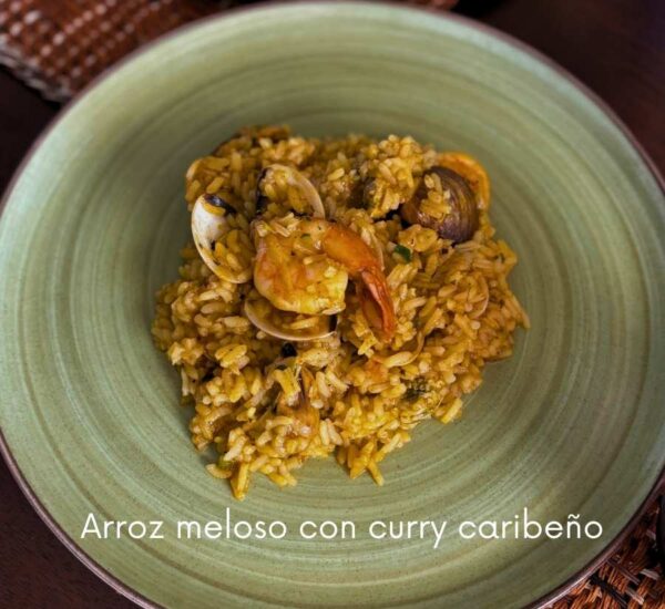 Plato de arroz meloso con mariscos preparado con la mezcla de curry caribeño de Tropical Spice.