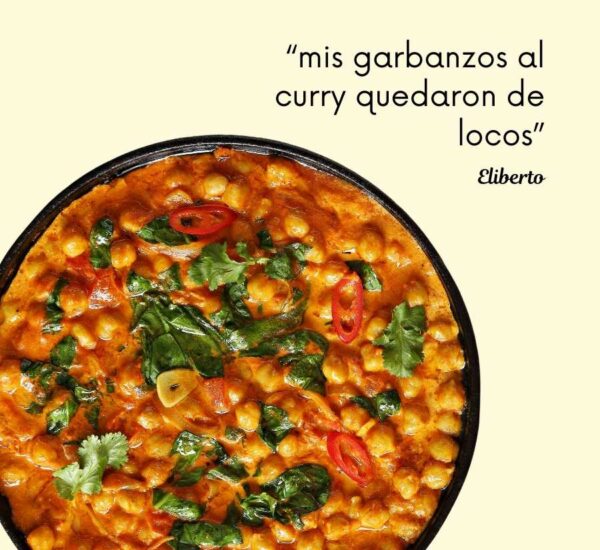 Plato de garbanzos al curry con espinaca y chile rojo, acompañado de una reseña que destaca su sabor impactante.