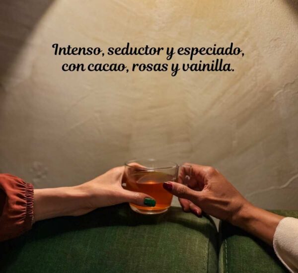Dos personas brindando con infusiones en un ambiente íntimo, con texto que describe la mezcla como intensa, especiada y seductora.