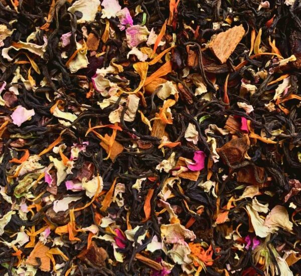 Mezcla artesanal de Danza en Damasco con té negro, pétalos de flores, cacao y especias, ideal para infusiones con sabores colombianos.