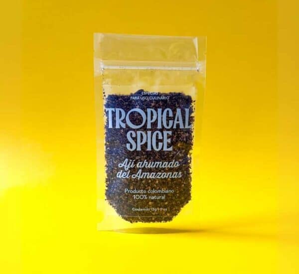 Ají ahumado del amazonas de Tropical Spice, empacado en bolsa transparente sobre fondo amarillo degradado.