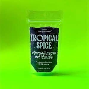 Ajonjolí negro del Caribe de Tropical Spice, empacado en bolsa transparente sobre fondo verde degradado.