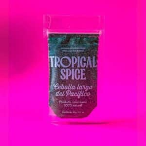 Cebolla larga del Pacífico de Tropical Spice, empacado en bolsa doypack transparente sobre fondo fucsia degradado.