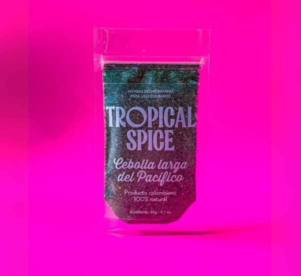 Cebolla larga del Pacífico de Tropical Spice, empacado en bolsa doypack transparente sobre fondo fucsia degradado.