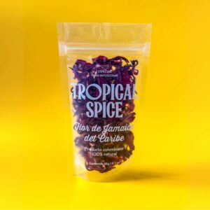 Flor de Jamaica del Caribe de Tropical Spice, empacado en bolsa doypack transparente sobre fondo amarillo degradado.