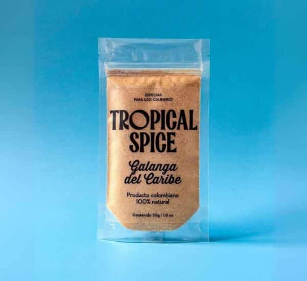 Galanga del Caribe en polvo de Tropical Spice, empacado en bolsa transparente doypack sobre fondo azul claro