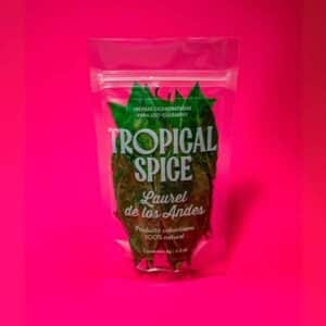 Hojas de laurel de los Andes de Tropical Spice, empacado en bolsa transparente doypack sobre fondo fucsia