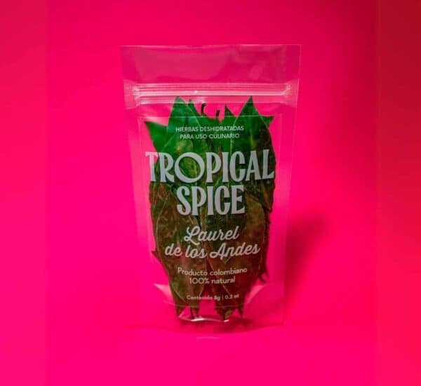 Hojas de laurel de los Andes de Tropical Spice, empacado en bolsa transparente doypack sobre fondo fucsia