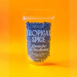 Flores de lavanda de los Andes de Tropical Spice, empacado en bolsa transparente doypack sobre fondo naranja degradado
