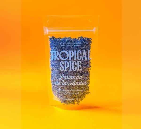 Flores de lavanda de los Andes de Tropical Spice, empacado en bolsa transparente doypack sobre fondo naranja degradado