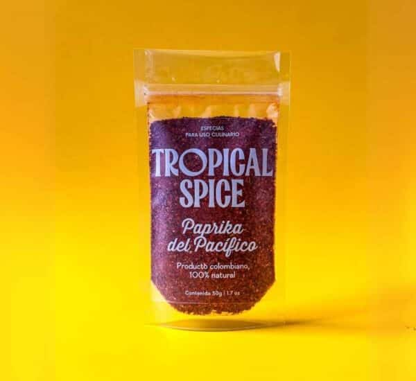 Paprika del Pacífico de Tropical Spice, empacado en bolsa transparente doypack sobre fondo amarillo