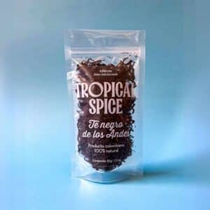 Té negro en hebras de los Andes colombiano de Tropical Spice, empacado en bolsa transparente doypack sobre fondo azul