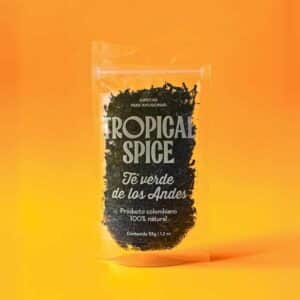 Té verde en hebras de los Andes colombiano de Tropical Spice, empacado en bolsa transparente doypack sobre fondo naranja