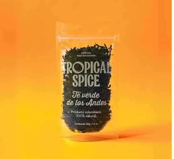 Té verde en hebras de los Andes colombiano de Tropical Spice, empacado en bolsa transparente doypack sobre fondo naranja