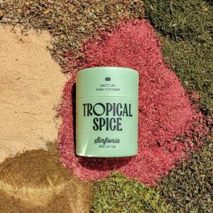 sinfonía de Tropical Spice en envase tubular biodegradable, sobre especias trituradas como flor de jamaica, yerbanís, eneldo, albahca, pipilongo, menta y galanga