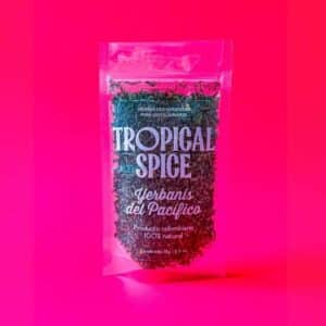 Yerbanís triturado del Pacífico colombiano de Tropical Spice, empacado en bolsa transparente doypack sobre fondo fucsia