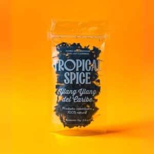 Flor de Ylang Ylang del Caribe colombiano de Tropical Spice, empacado en bolsa transparente doypack sobre fondo naranja