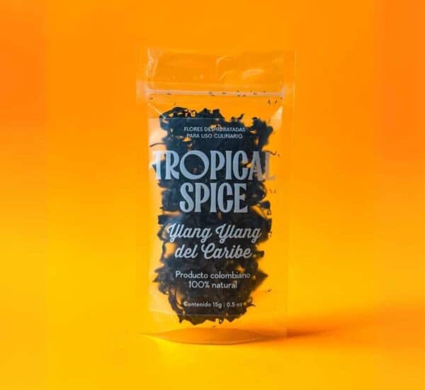 Flor de Ylang Ylang del Caribe colombiano de Tropical Spice, empacado en bolsa transparente doypack sobre fondo naranja