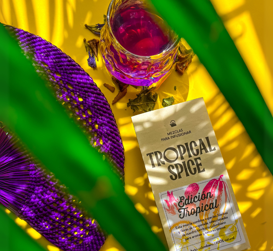 Infusión tropical color violeta con mezcla de especias naturales Tropical Spice, Edición Tropical en presentación para bebidas, sobre fondo amarillo vibrante
